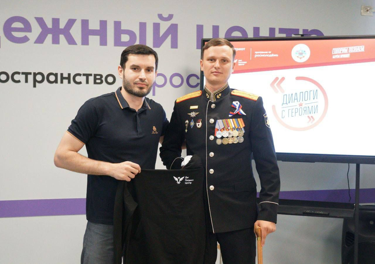 В Махачкале прошла встреча молодежи с участниками СВО в преддверии Дня России